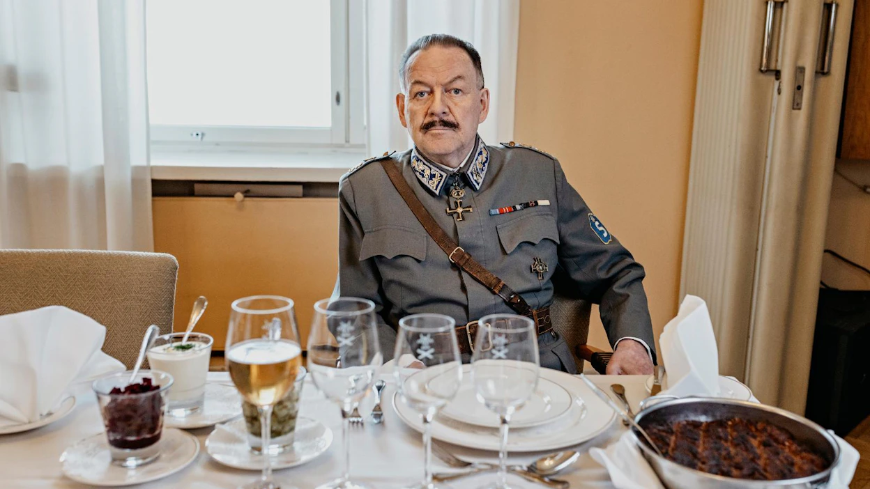 Näyttelijä Timo Närhinsalo on esiintynyt Mannerheimin roolissa satoja kertoja ja on varsinainen Marskin tietokirja. Mikkelin Klubilla hän on esiintynyt vuodesta 1999. Hänet saa lounasseuraksi varaamalla. Vieraita mahtuu kerrallaan aterialle kymmenen.