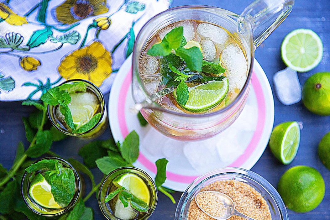 Perusjäätee jalostuu, kun sekoitat mukaan omenamehua ja raikkaita kuplia. Limetit ja minttu saattelevat maun mojiton tasolle.