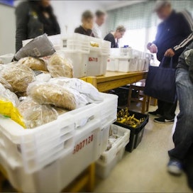 Maarian seurakunnan vapaaehtoistyöntekijät jakoivat tiistaina ruokaa Turun Halisten kaupunginosassa. Jakoja on kaksi kertaa viikossa ja hakijoita 50–100. Suurin osa ruuasta saadaan elintarvikeliikkeistä. Pasi Leino