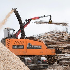 Energiapuun osuus on kasvanut, kun taas metsäteollisuustuotteiden osuus puukuiva-aineesta on laskussa.