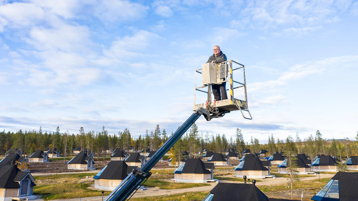 Markku Inkilä on sijoittanut miljoonia euroja revontulimökkeihin. Hän ei syyllistä omavaraisesti liikkuvia karavaanareitakaan. ”Huonoa matkailijaa ei olekaan. Tällä perällä on yksinkertainen sanonta, että jos ei ole matkailua, ei ole mitään muutakaan.”