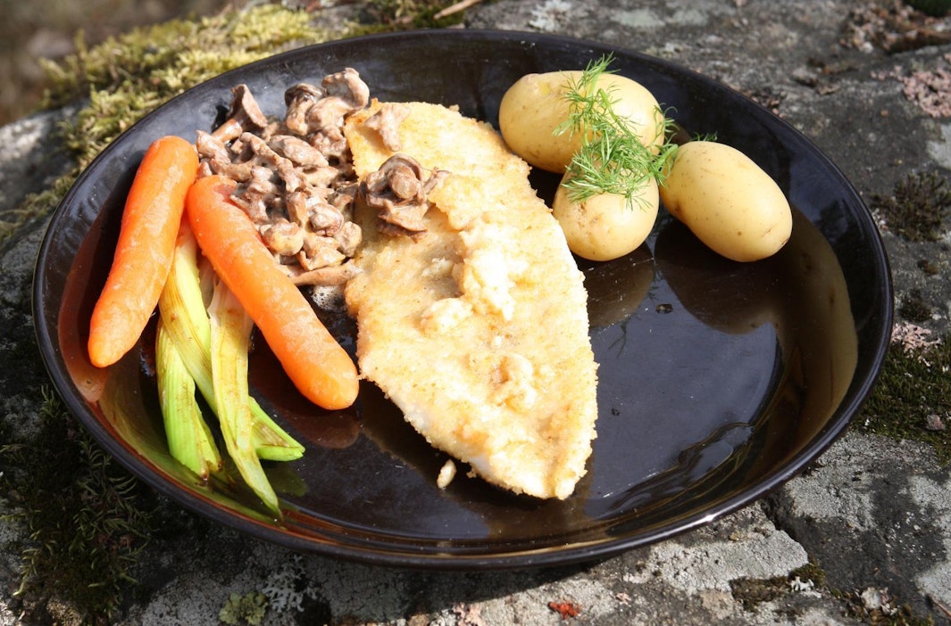 Annoksen kruunaa piparjuurivoi.