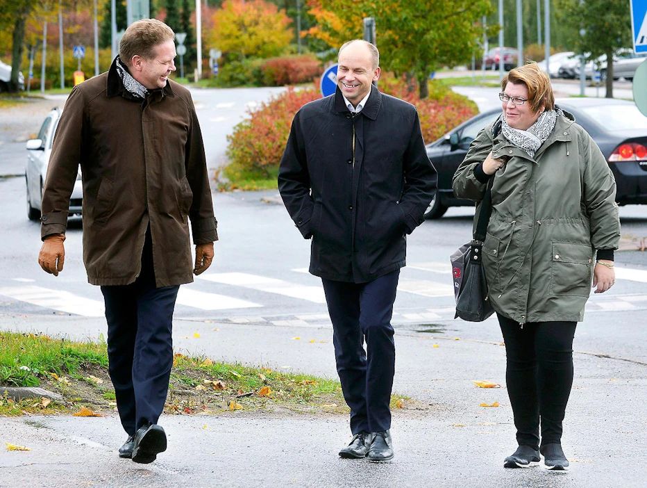 Kunnanjohtajat Ari Kinnunen (vas.) ja Janne Kinnunen sekä Wiitaunionin vs. perhe- ja mielenterveyspalvelujohtaja Tuula Mäntylä pitävät korotettuja palkkoja toimivana keinona osaavan työvoiman sitouttamisessa.