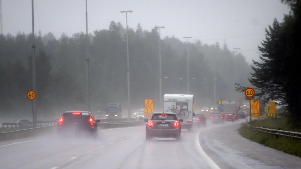 Rankka sadekuuro vaikeutti juhannuksen menoliikennettä alkuillasta Nelostiellä Vantaan kohdalla tänään. LEHTIKUVA / VESA MOILANEN