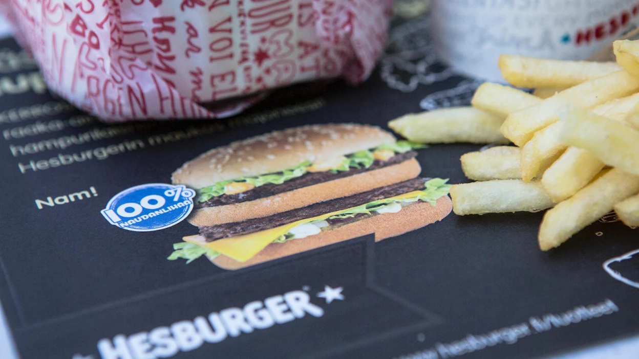 Sinivalkoisesta väristä huolimatta Hesburgerin käyttämä liha ei ole sataprosenttisesti suomalaista.