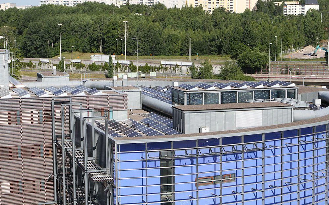 Viikin infokeskus Koronan katolla on tällä hetkellä hieman yli 500 aurinkopaneelia. Ensi kesään mennessä kampukselle tulee kolmisen tuhatta paneelia lisää.