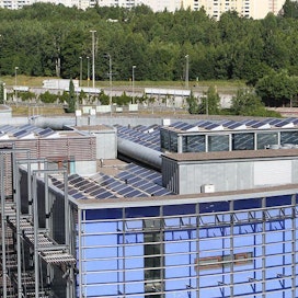 Viikin infokeskus Koronan katolla on tällä hetkellä hieman yli 500 aurinkopaneelia. Ensi kesään mennessä kampukselle tulee kolmisen tuhatta paneelia lisää.