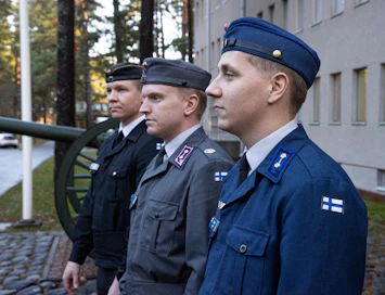 Kaarle Wasama (takana), Taneli Malinen ja Tuomas Lilja aloittivat sotatieteiden maisterin kaksivuotiset opinnot tänä syksynä Maanpuolustuskorkeakoulussa. Heillä on jo takana viisi vuotta upseerina Puolustusvoimissa sekä sitä edeltävät sotatieteen kandidaatin opinnot.