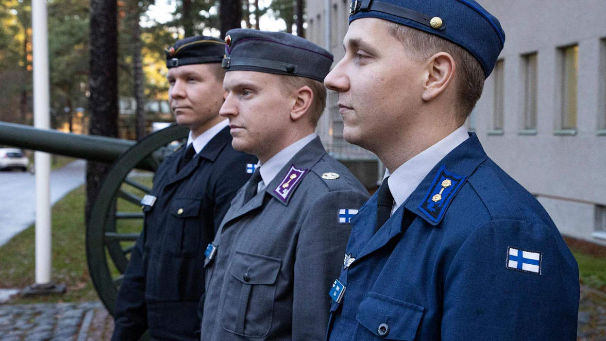 Kaarle Wasama (takana), Taneli Malinen ja Tuomas Lilja aloittivat sotatieteiden maisterin kaksivuotiset opinnot tänä syksynä Maanpuolustuskorkeakoulussa. Heillä on jo takana viisi vuotta upseerina Puolustusvoimissa sekä sitä edeltävät sotatieteen kandidaatin opinnot.