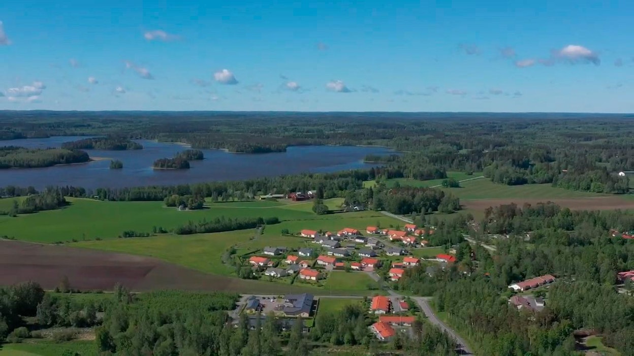 Loppi esittelee kunnan tonttitarjontaa Youtube-videoilla. Kuva on Lopen kirkonkylän Vanhakosken tonttialueen esittelyvideolta.