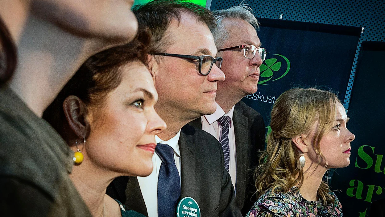 Keskustan kannatus laski Juha Sipilän (keskellä) hallituskauden aikana voimakkaasti. Puheenjohtajaksi hänen jälkeensä noussut Katri Kulmuni (oik.) ei ole pystynyt muuttamaan tilannetta.