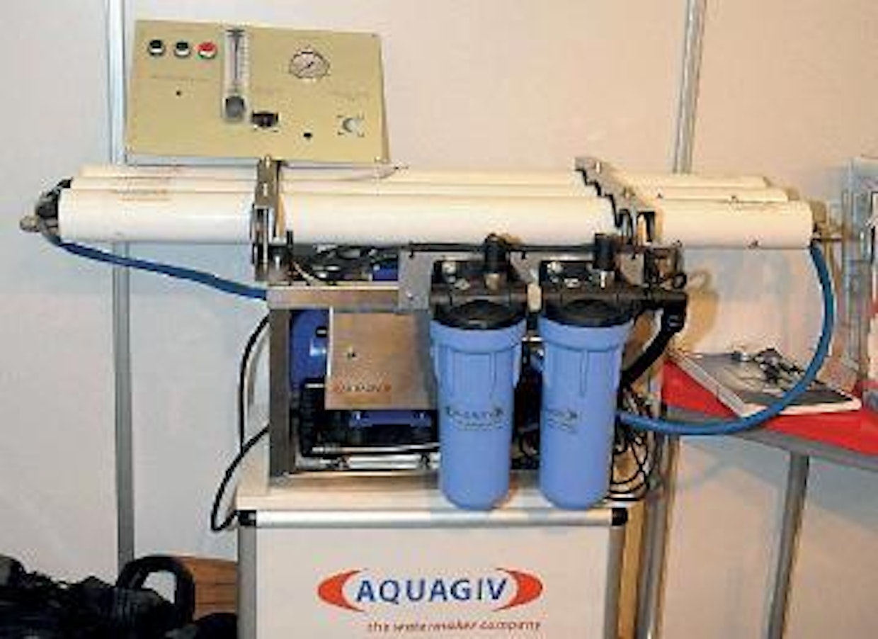 Aquagiv on vedenpuhdistuslaitteisto, jolla voidaan valmistaa makeaa vettä merivedestä. Käännettyyn osmoosiin perustuvalla tekniikalla vedestä poistetaan 99,5 % suolasta. Kuvan laitteisto on toiseksi suurin, ja sen tehoksi valmistaja ilmoittaa 180 l tunnissa. Tehon tarve on 1500 W. Veneiden lisäksi tämä on vaihtoehto saariston mökeille kaivon korvikkeeksi. Valmistajan mukaan laitteistolla voidaan poistaa vedestä myös mineraaleja ja kemikaaleja. Hinnaltaan kuvan laitteisto on 19 500 euroa.