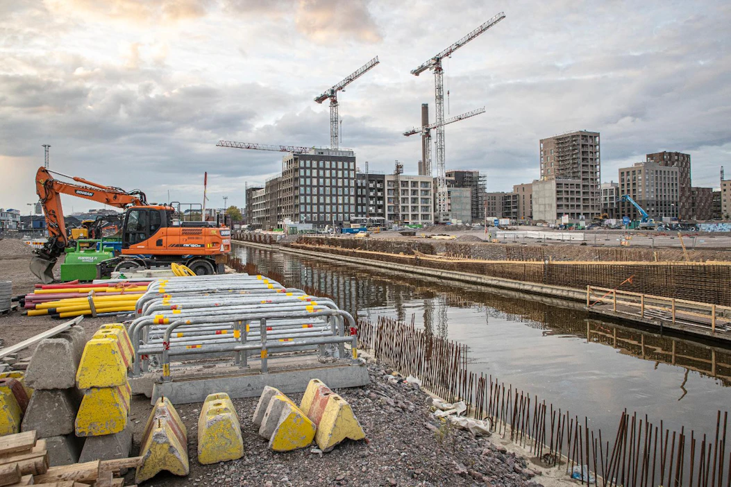 Helsinki laajenee paikoin merelle. Rakentaminen vetisille ja savisille maille vaatii paalutusta, joka nostaa rakentamisen kasvihuonekaasupäästöjä merkittävästi. Kuva Sompasaaresta.