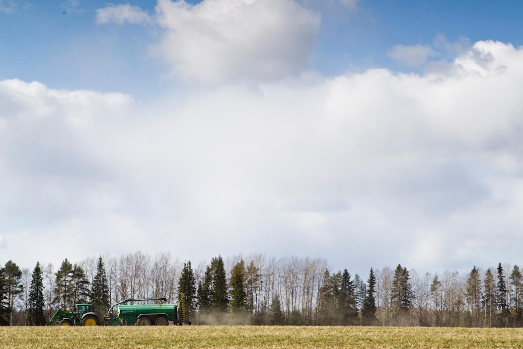 Lietteenlevitystä. Kuvan traktori ja lietevaunu eivät liity juttuun.
