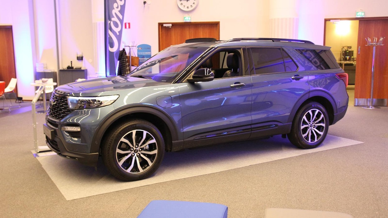 Ford Explorer piipahti Suomessa ennakkokäynnillä ennen varsinaista ensi kevään lanseerausta. Nelivetoisen hybridimaasturin hinnat alkavat 81 389 eurosta.