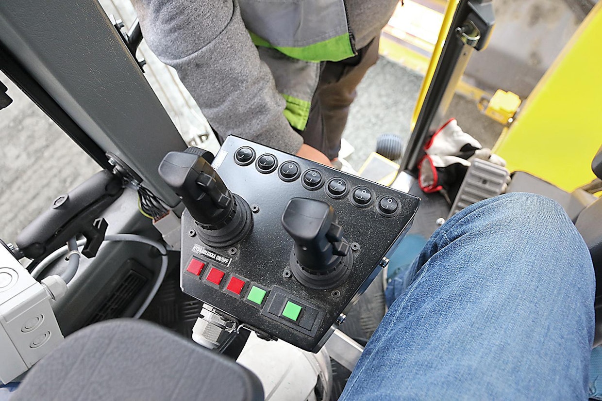 Veekmasin hydraulitoiminnot ovat todella monipuoliset. Alkuvaiheissa käyttö vaati opettelua. Veekmas järjesti kuitenkin perusteellisen perehdytyksen.