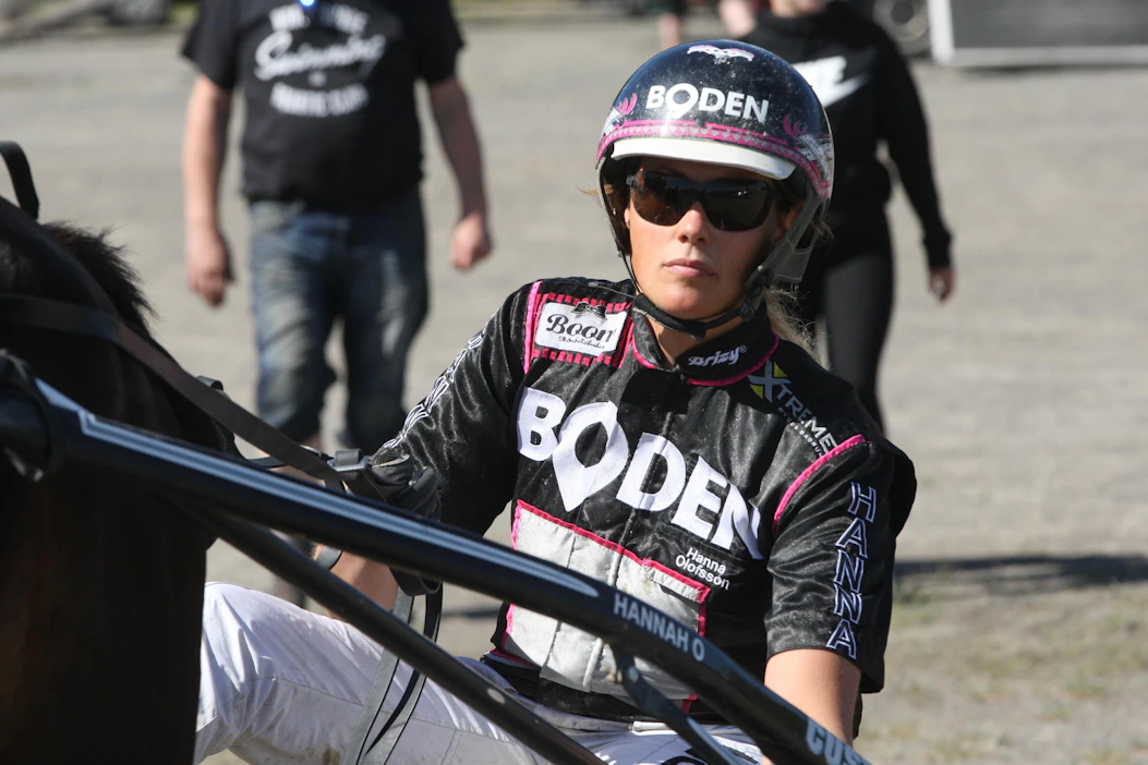 Bodenin valmentajachampion Hanna Olofsson värittää lauantain kotimaista T75-kierrosta. Hän kilpailee Oulun 75-kohteissa viidellä valmennettavallaan.