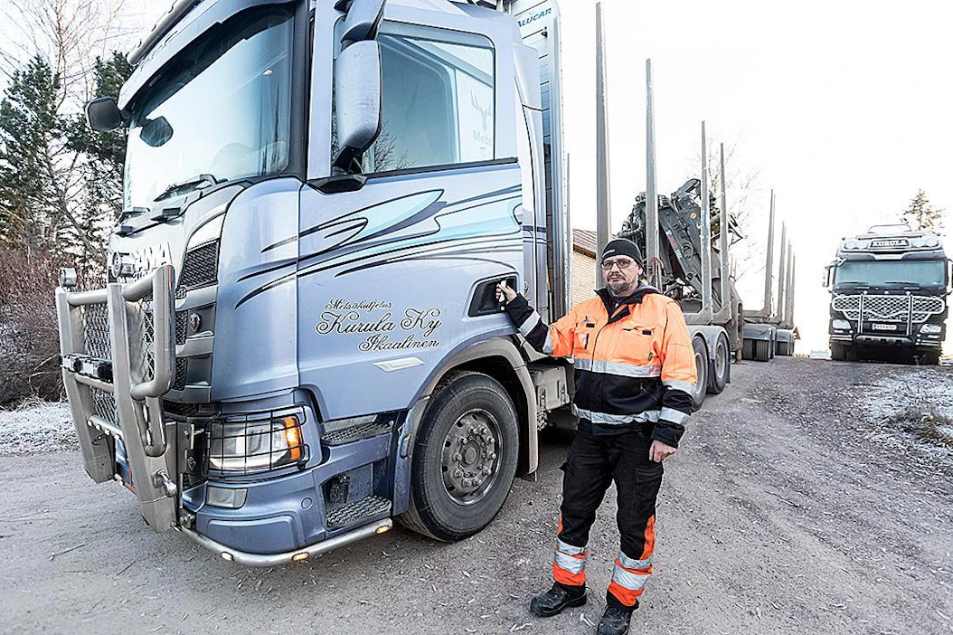 Toni Kurula edustaa perheyrityksen kolmatta polvea. Hakkuiden väheneminen on tänä vuonna näkynyt yrityksen työmäärissä.