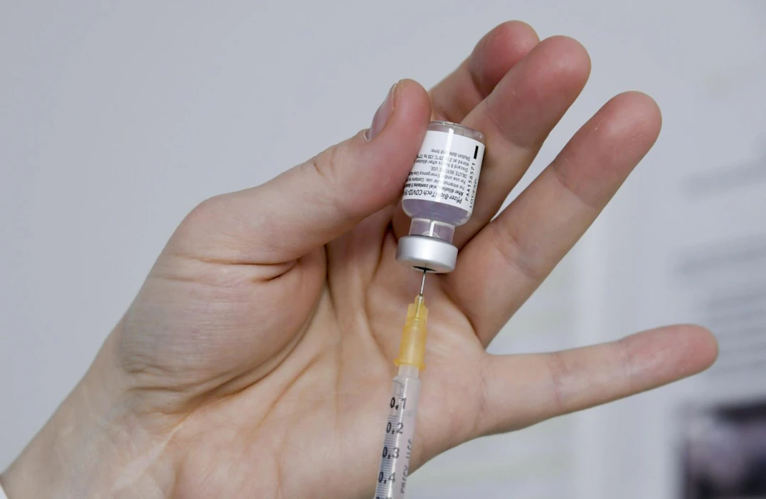 Pfizer- ja Biontech-yhtiöiden koronarokotteen teho on noin 85 prosenttia ensimmäisen rokotuksen jälkeen, kerrottiin lääketieteellisessä Lancet-lehdessä julkaistussa tutkimuksessa perjantaina.