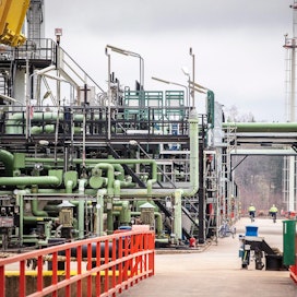 Energiayhtiö ja öljynjalostaja Neste on yksi suurimmista Kemianteollisuuden jäsenyrityksistä. Kuva on  Nesteen Porvoon Kilpilahden öljysatamasta.