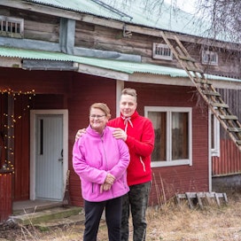 Lypsylehmät ovat pitäneet Markku Poikelispään ja hänen äitinsä Airi Kärkkäisen suvun hengissä vaikeinakin aikoina