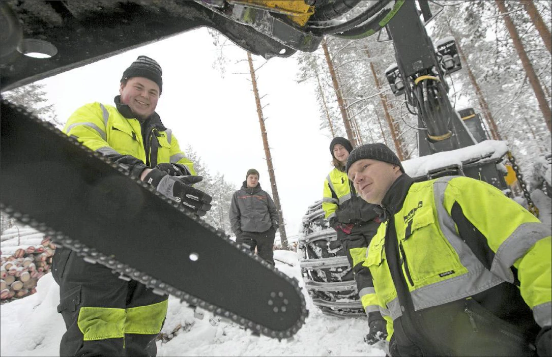 Pohjoisen Keski-Suomen luonnonvara-alan yksikön toisen vuoden opiskelija Joona Oksanen (vas.) vaihtoi hakkuukoneeseen uutta ketjua. Tet-harjoittelija Elmo Hyvönen ja opiskelija Olli-Pekka Parviainen olivat mukana suorittamassa käytännön opintojaksoa metsätyömaalla Saarijärvellä. Opettaja Tomi Rahkonen (oik.) tarkkaili suoritusta. Sami Karppinen
