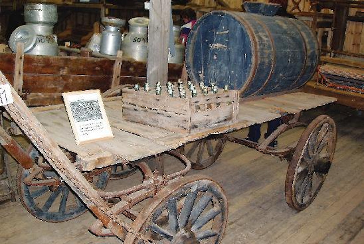 A.Myötyrin vesitehdas tuotti lä- hitienoon asukkaille virvoitusjuomia vuosina 1903–32, jälkipolvien ihmeteltäväksi on jäänyt limonadikuljetuksiin käytetty "täysperävaunu" tuotenäytteineen.