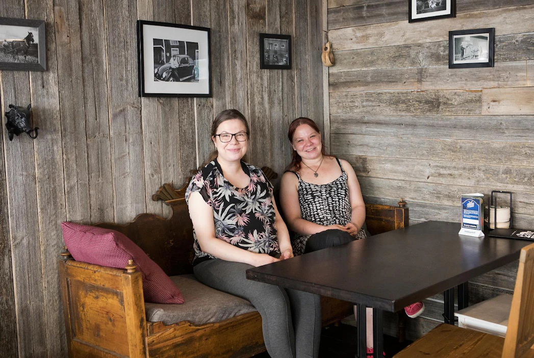 Jonna Oral ja Jenna Rantamannila perustivat pubin Helsinkiin. Mukaansa he ottivat kotitilaltaan valokuvia, tarve-esineitä ja ladon seinät.