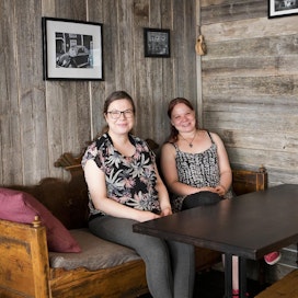 Jonna Oral ja Jenna Rantamannila perustivat pubin Helsinkiin. Mukaansa he ottivat kotitilaltaan valokuvia, tarve-esineitä ja ladon seinät.