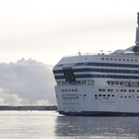 Matkustajalaivat kuljettavat päivittäinkin kymmeniätuhansia matkustajia Suomesta Ruotsiin ja Viroon.