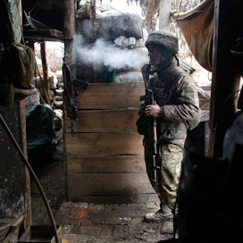 Ukrainalaissotilas tupakoi etulinjassa olevissa asemissa Gorlivkan lähistöllä Donetskissa. LEHTIKUVA/AFP