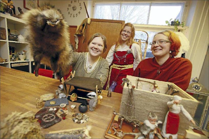Kun normaali käsityöläinen heittää esimerkiksi leikkuujätteet pois, miniatyyriharrastaja ottaa nekin talteen ja miettii, mitä ihanaa niistä vielä saisi, kertovat Nana Åsten (vas.), Päivi Rutanen ja Päivi Huhtala. Pasi Leino