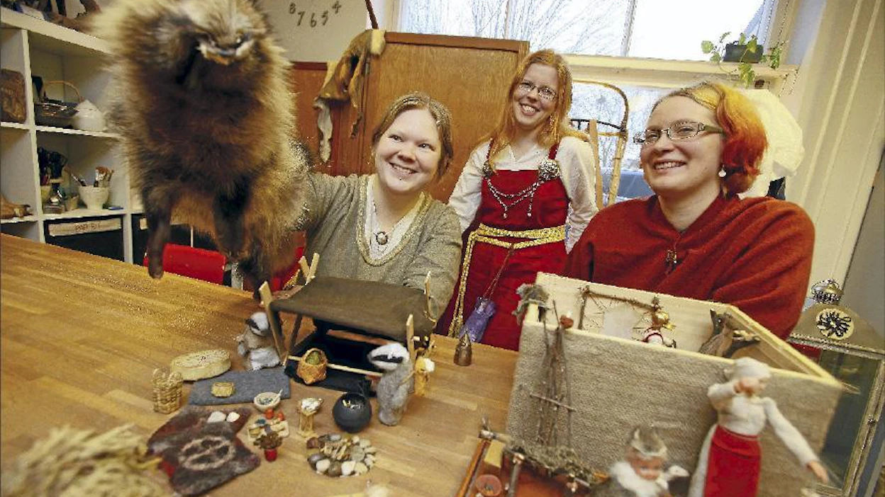 Kun normaali käsityöläinen heittää esimerkiksi leikkuujätteet pois, miniatyyriharrastaja ottaa nekin talteen ja miettii, mitä ihanaa niistä vielä saisi, kertovat Nana Åsten (vas.), Päivi Rutanen ja Päivi Huhtala. Pasi Leino