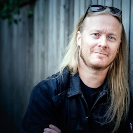 Antti Hyyrysen esikoisromaani Atlantis ilmestyi päivälleen kymmenen vuotta myöhemmin kuin Stam1na-yhtyeen samanniminen levy.