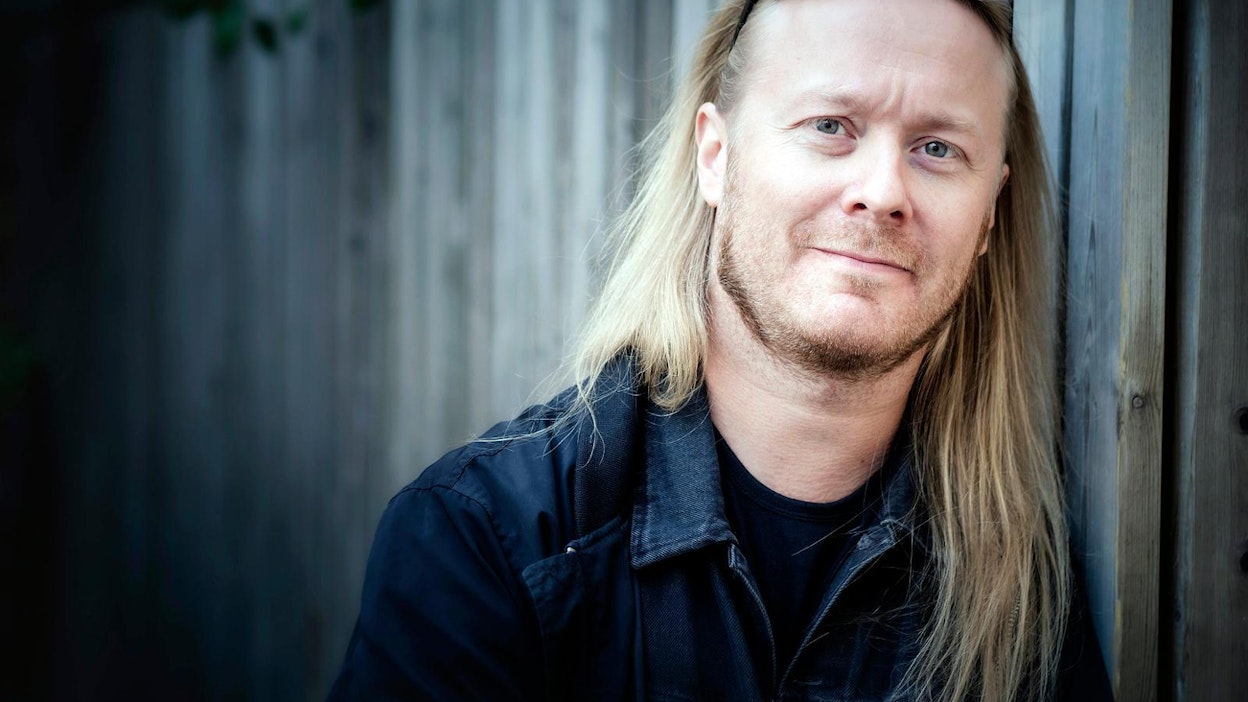 Antti Hyyrysen esikoisromaani Atlantis ilmestyi päivälleen kymmenen vuotta myöhemmin kuin Stam1na-yhtyeen samanniminen levy.