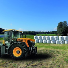 Kuvassa 4000-sarjan traktori JCB Fastracilta. Matka taitetaan 8000-sarjan traktorilla.