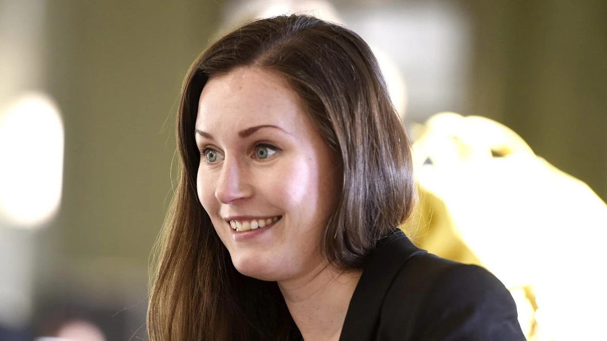 Suosituimpana puolueena jatkaa SDP, jonka varapuheenjohtaja Sanna Marin tuuraa sairauslomalla olevaa Antti Rinnettä. Lehtikuva / Martti Kainulainen