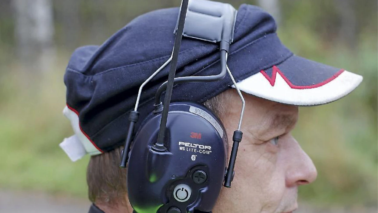 WS Lite Comin käyttö on yksinkertaista. Oikealla puolella sijaitsee virtanappi, jolla hallitaan myös Bluetooth-yhteyden muodostusta. Valikkoja ja äänentasoa säädellään kahdella napilla. Kuulokkeiden vasemmalla puolella on puhelun vastauspainike.