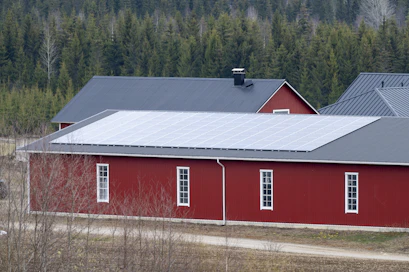 Aurinkopaneelit savonlinnalaisen konehallin katolla