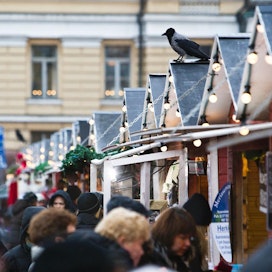 Persoonallisia ja kotimaisia joululahjoja voi löytää ainakin joulumarkkinoilta. Kuvassa Tuomaan markkinat Helsingissä.