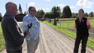 Kari Lähdekorpi, Jukka Saastamoinen ja Päivi Hämäläinen juttutuokiolla Hämäläisen tiluksilla.
