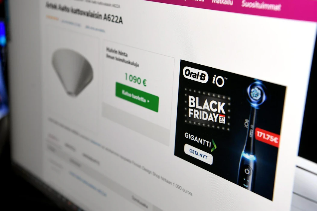 Kansainvälinen ostoskampanja Black Friday saa suomalaisetkin vinguttamaan maksukorttejaan. LEHTIKUVA / ANTTI AIMO-KOIVISTO