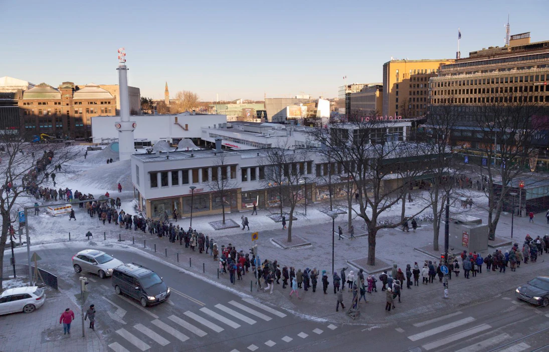 MT:n kuvassa näkyy, että museon edustalle kertyi hurjan pitkä jono.
