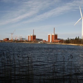 Olkiluodolla tuotetaan sekä tuuli- että ydinvoimaa. Moottorivalmistaja Wärtsilän mukaan uusia ydinvoimaloita ei kannata enää rakentaa, kun tuulivoima kaasumoottoreilla varmistettuna on halventunut huimasti.