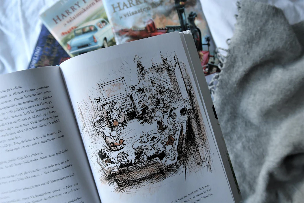 Marjatta Kurenniemen Onnelin ja Anneli talvi -kirjassa joulua vietetään nukkekodissa. Myös J. K. Rowlingin Harry Potter -kirjoissa vietetään ikimuistoisia joulujuhlia.