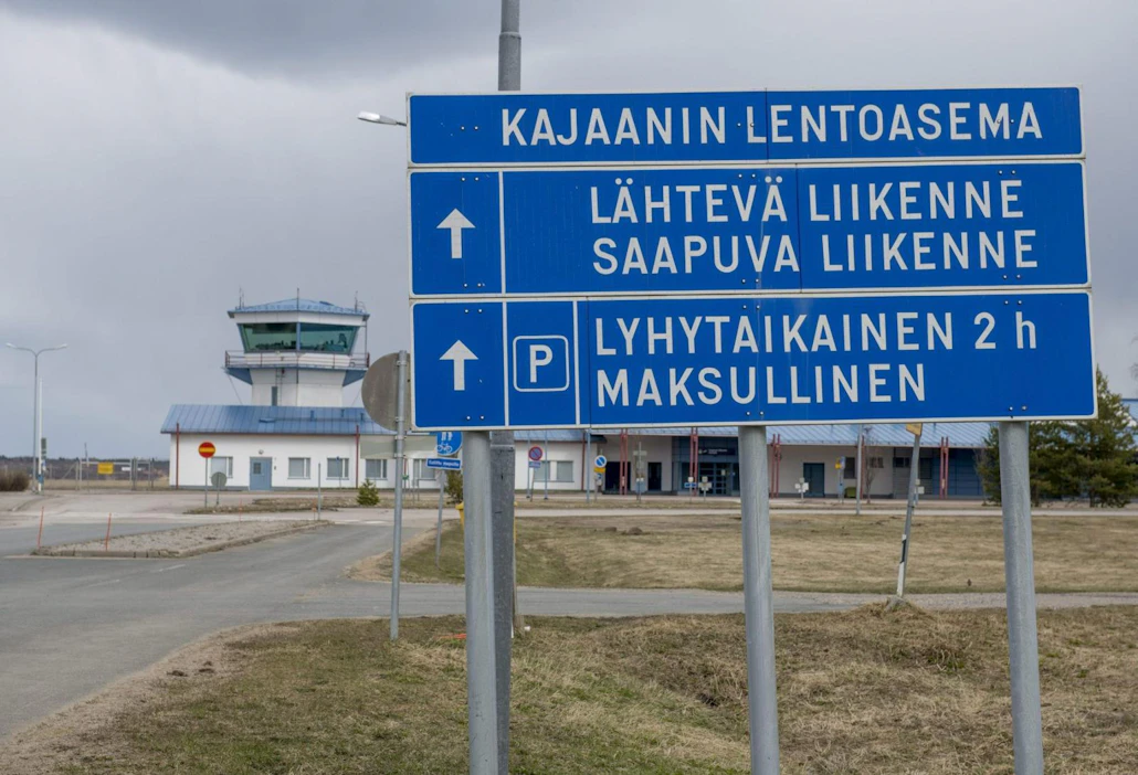 Päätöksellä saadaan turvattua lentoliikenne paikkakunnille, kunnes kilpailutus yhteyksistä on valmis. LEHTIKUVA / Kimmo Rauatmaa