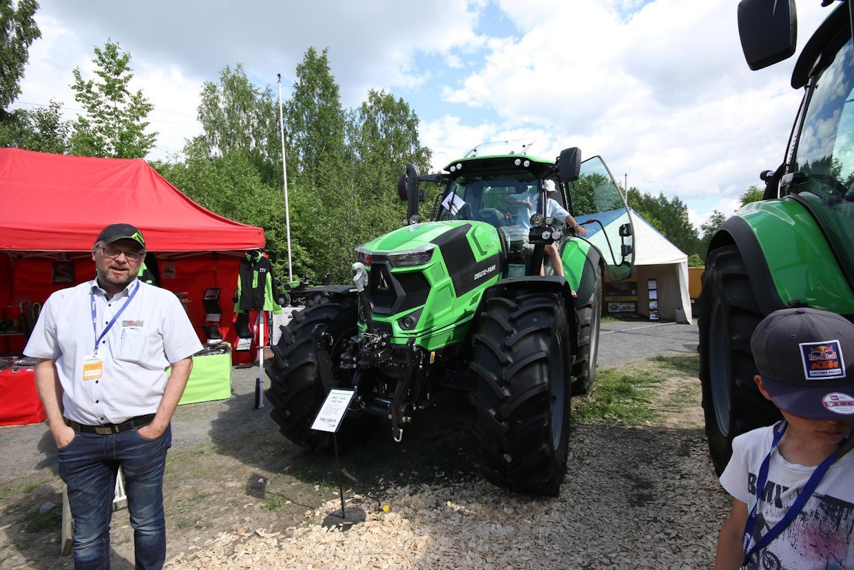 Deutz-Fahrin uudet 6- ja 7-sarjan traktorit on saatu Suomeen. Kuvassa on ZF:n portaattomalla voimansiirrolla varustettu, 237-hevosvoimainen 7250 TTV -malli, jonka verottomat hinnat alkavat 180 500 eurosta. H.C. Petersen. (TV)