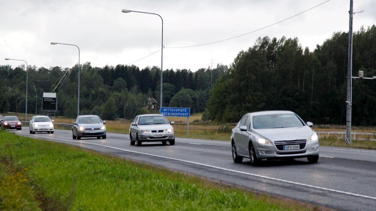 Espoo tunnetaan suhteellisen suuresta autokannastaan. Länsiväylä teettämään kyselyyn vastanneista 30 prosenttia vastasi, että seuraava auto on bensiinikäyttöinen.