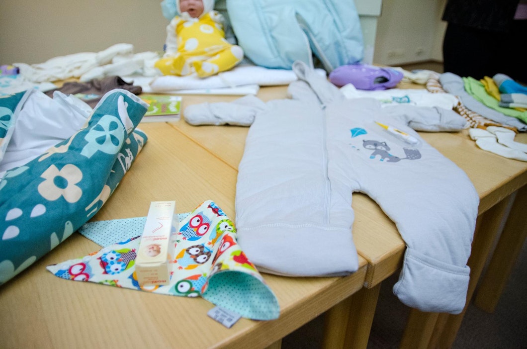 Vuonna 2015 käyttöön otetun äitiyspakkauksen tuotteita.