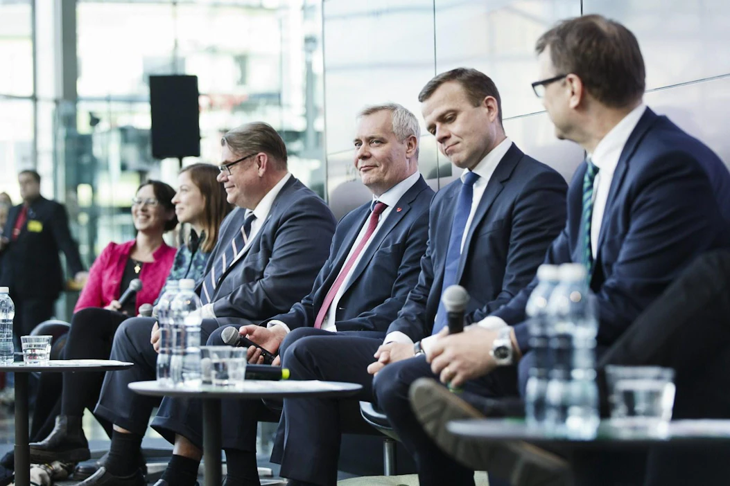 Puoluejohtajat Sari Essayah (kd.), Li Andersson (vas.), Timo Soini (ps.), Antti Rinne (sd.), Petteri Orpo (kok.) ja Juha Sipilä (kesk.) Helsingin Sanomien kuntavaalitentissä. LEHTIKUVA / RONI REKOMAA